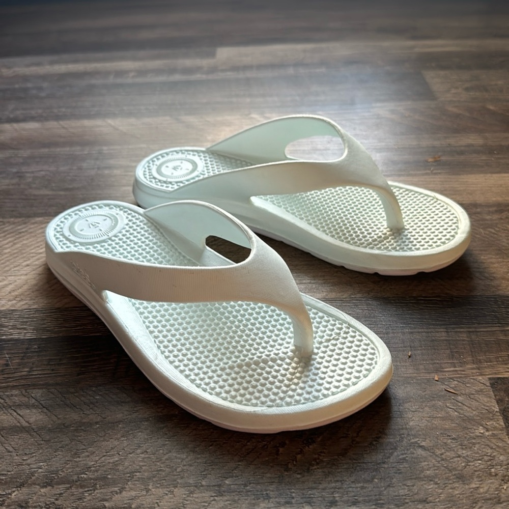 Totes Everywear Sandal, light mint green, US Size 7
